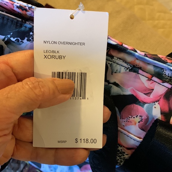 BETSEY JOHNSON. Leo/Blk XORUBY. Beautiful floral Overnight bag. - Picture 10 of 10